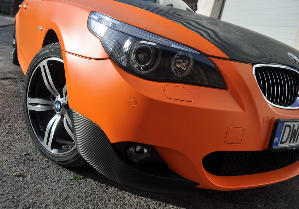 BMW 5 w wyjtkowej stylizacji - poczenie pomaraczowego matu z foli carbonow 3M