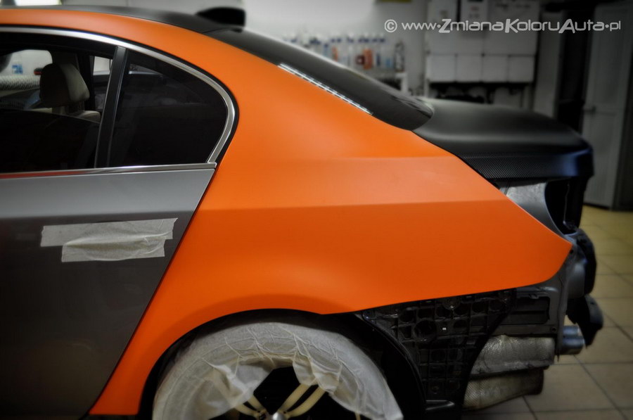 oklejanie samochodów BMW 5 E60 pomarańczowy mat + carbon 3M
