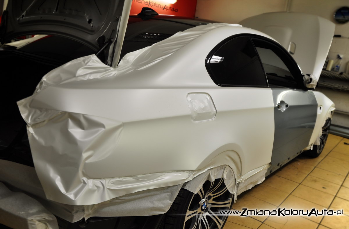 oklejanie samochodów BMW M3 w kolorze biała perła matowa z