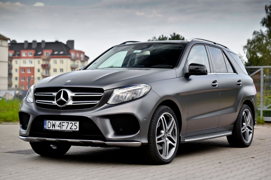 Mercedes ML oklejony foli Satin Dark Grey z palety firmy 3M - najmodniejsze kolory aut w tym sezonie