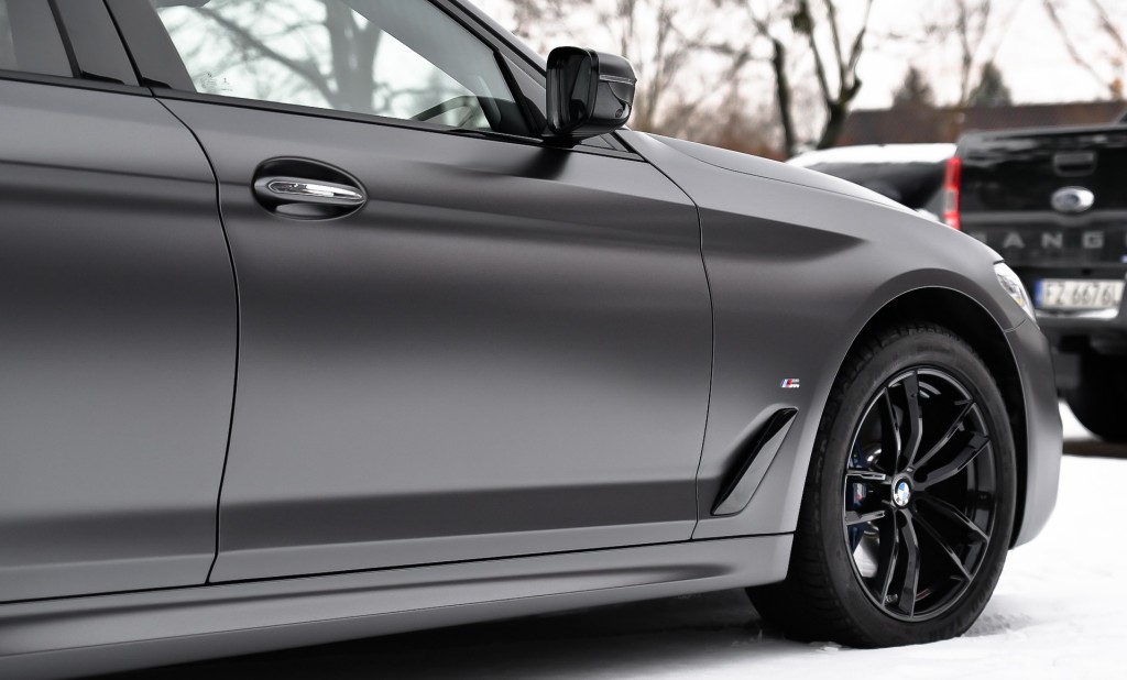 BMW 5 oklejony foli Satin Dark Grey z palety firmy 3M - najmodniejsze kolory aut w tym sezonie