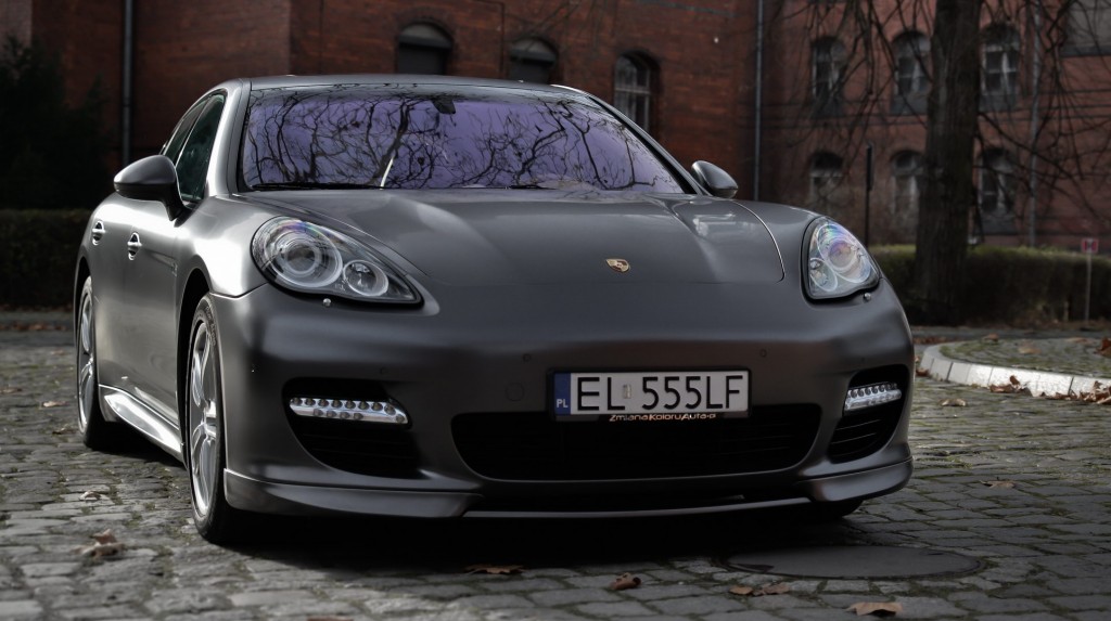 Porsche Panamera oklejone foli Satin Dark Grey z palety firmy 3M - najmodniejszy kolor auta w tym sezonie - szara satyna - szary mat