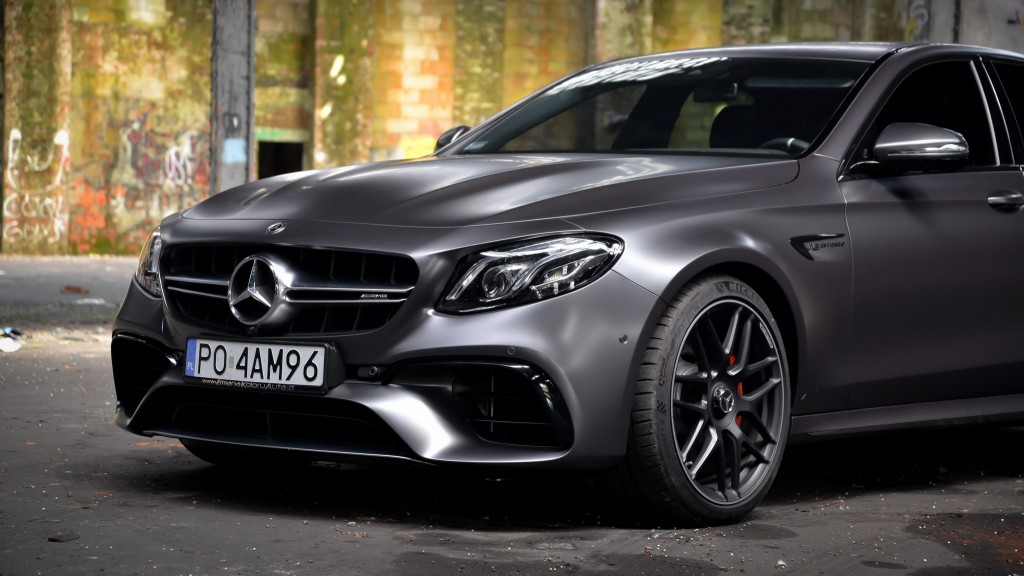 Mercedes klasy E AMG folia w kolorze Satin Dark Grey z palety firmy 3M - najmodniejszy kolor auta w tym sezonie - szara satyna - szary mat