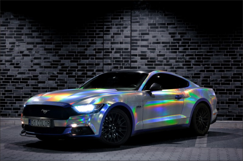 Chrom holograficzny na samochodzie - oklejony foli Ford Mustang GT