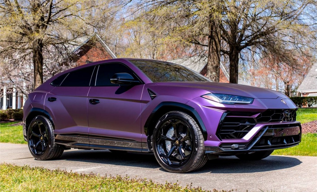 przykadowe oklejenie - lamborghini urus - zmiana koloru folia fioletowy mat