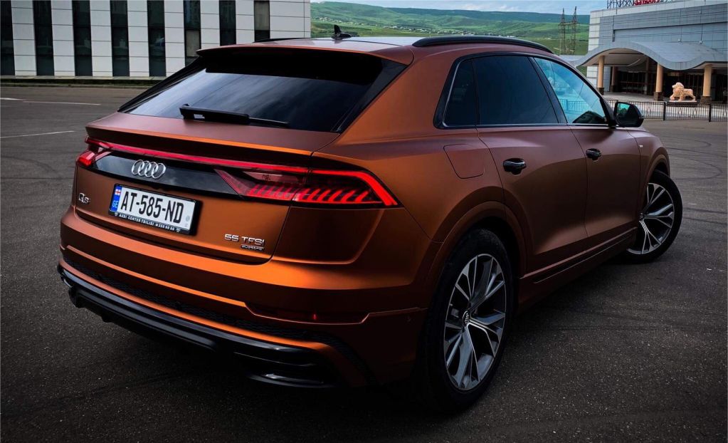 przykadowe oklejenie - audi Q8 - zmiana koloru folia brzowy mat