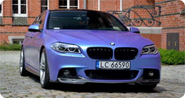Zmiana koloru samochodu BMW 5 w kolorze Satin Flip Glacial Frost z palety 3M-1080 SP-277