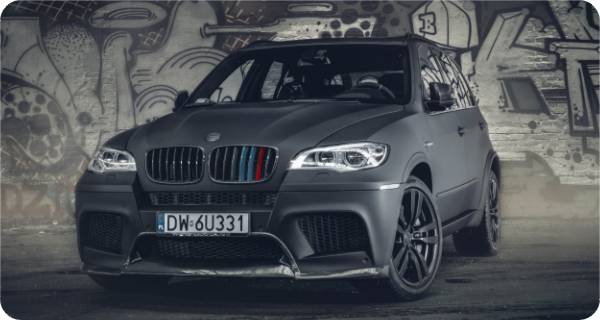 Zmiana koloru samochodu BMW X5M w kolorze Matrix Black z palety 3M-1080 MX12