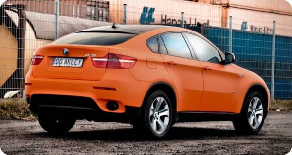Zmiana koloru samochodu BMW X6 w kolorze Fierce Orange CWC-627 z palety ARLON