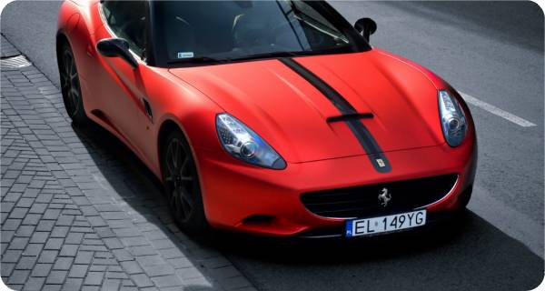 Zmiana koloru samochodu Ferrari California w kolorze Red Chrome Satin (czerwony chrom satyna) z palety HEXIS