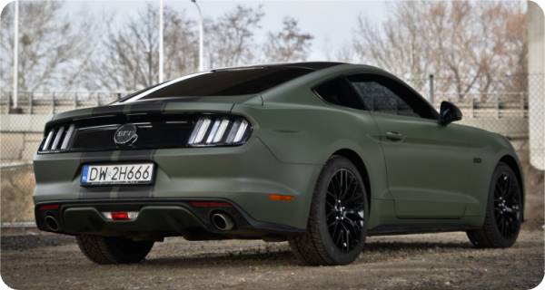 Zmiana koloru samochodu Ford Mustang GT w kolorze Military Green Matte z palety 3M-1080 M26