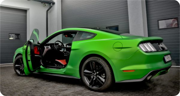 Zmiana koloru samochodu Ford Mustang w kolorze Satin Metallic Lively Green z palety firmy Avery Supreme Wrapping Film