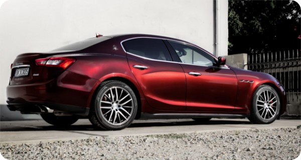 Zmiana koloru samochodu Maserati Ghibli w kolorze Gloss Black Red Iridescent  z palety KPMF K75408