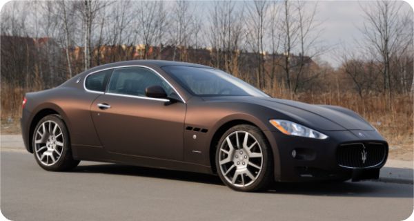Zmiana koloru samochodu Maserati GT w kolorze Bat Wing z palety SOTT Wrap Essentials
