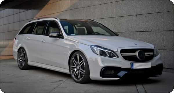 Zmiana koloru samochodu Mercedes E w kolorze Gloss Grey z palety AVERY