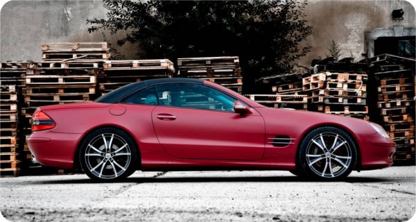 Zmiana koloru samochodu Mercedes SL w kolorze Dark Red Matte Metallic CC-4019 z palety BRUXSAFOL