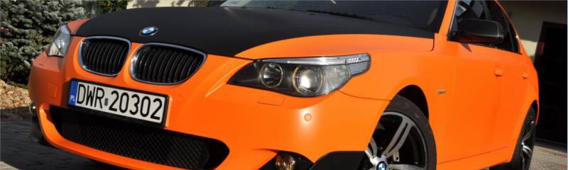 oklejanie samochodu BMW 5 pomarańczowy mat, oklejanie carbonem, folia carbonowa, zmiana koloru