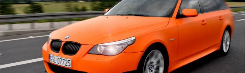 oklejanie samochodu BMW 5 pomarańczowy mat, zmiana koloru