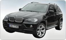 Można nie dojrzeć niewielkiej zmiany barwy nadwozia - zmiana z granatowej na czarny połysk, BMW X5