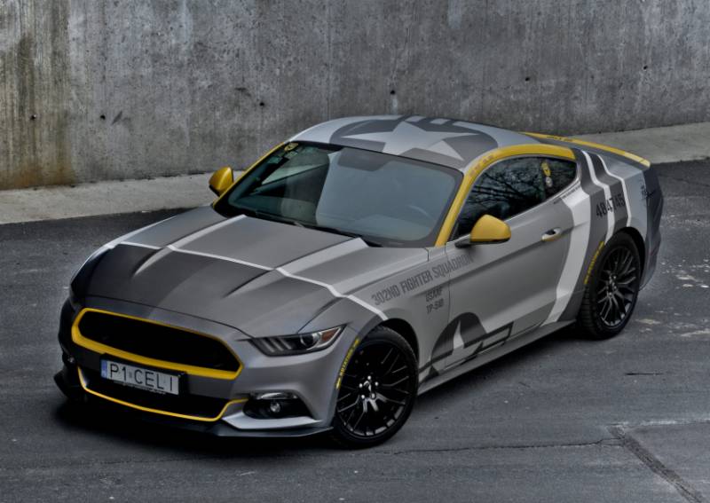 Ford Mustang GT oklejony foli o strukturze aluminium szczotkowanego - zmiana koloru auta foliami