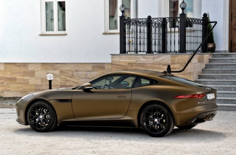 Jaguar F-Type oklejony foli w kolorze Matt Bond Gold z limitowanej palety PWF Platinum Wrapping Film - folie ochronne