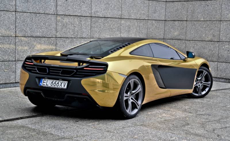 McLaren MP4-12C oklejony przez nas foli w kolorze zoty chrom z palety firmy AVERY Conform Gold Chrome