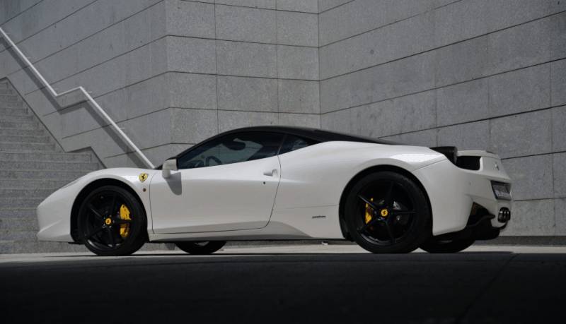 Ferrari 458 Italia oklejone przez nas foli w kolorze Diiamond White Matte  z palety PWF Platinum Wrapping Film