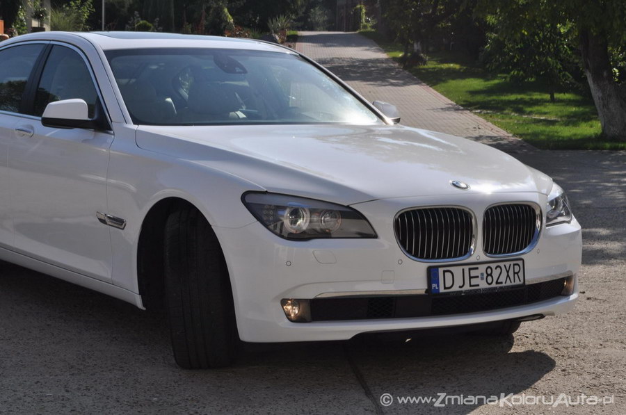 oklejanie samochodów BMW 7 biały połysk oklejanie folią