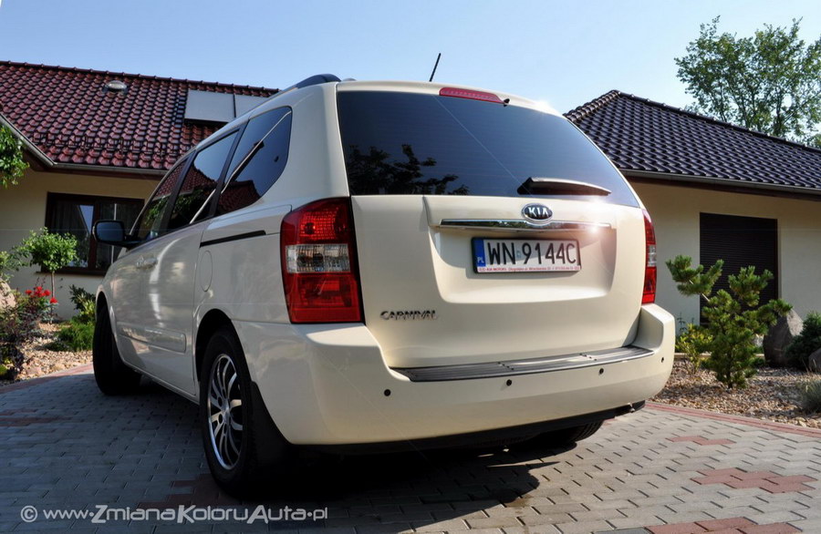 oklejanie samochodów Kia Carnival beżowy połysk, zmiana