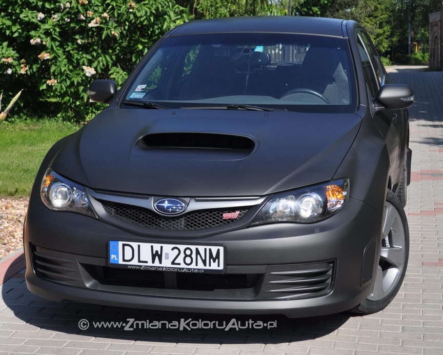 oklejanie samochodów Subaru Impreza STI czarny mat, zmiana