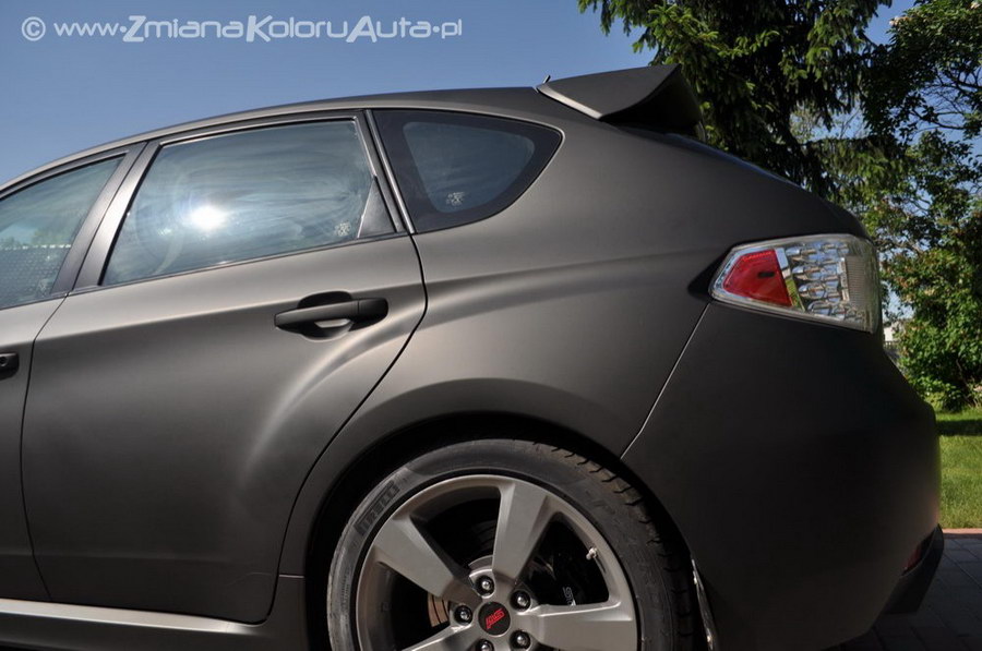 oklejanie samochodów Subaru Impreza STI czarny mat, zmiana