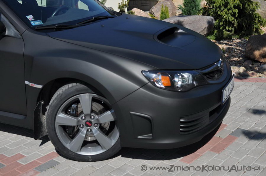 oklejanie samochodów Subaru Impreza STI czarny mat, zmiana