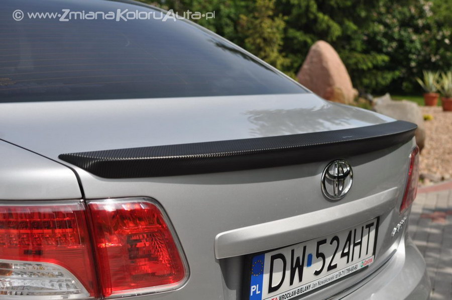 oklejanie samochodów Toyota Avensis oklejanie carbonem